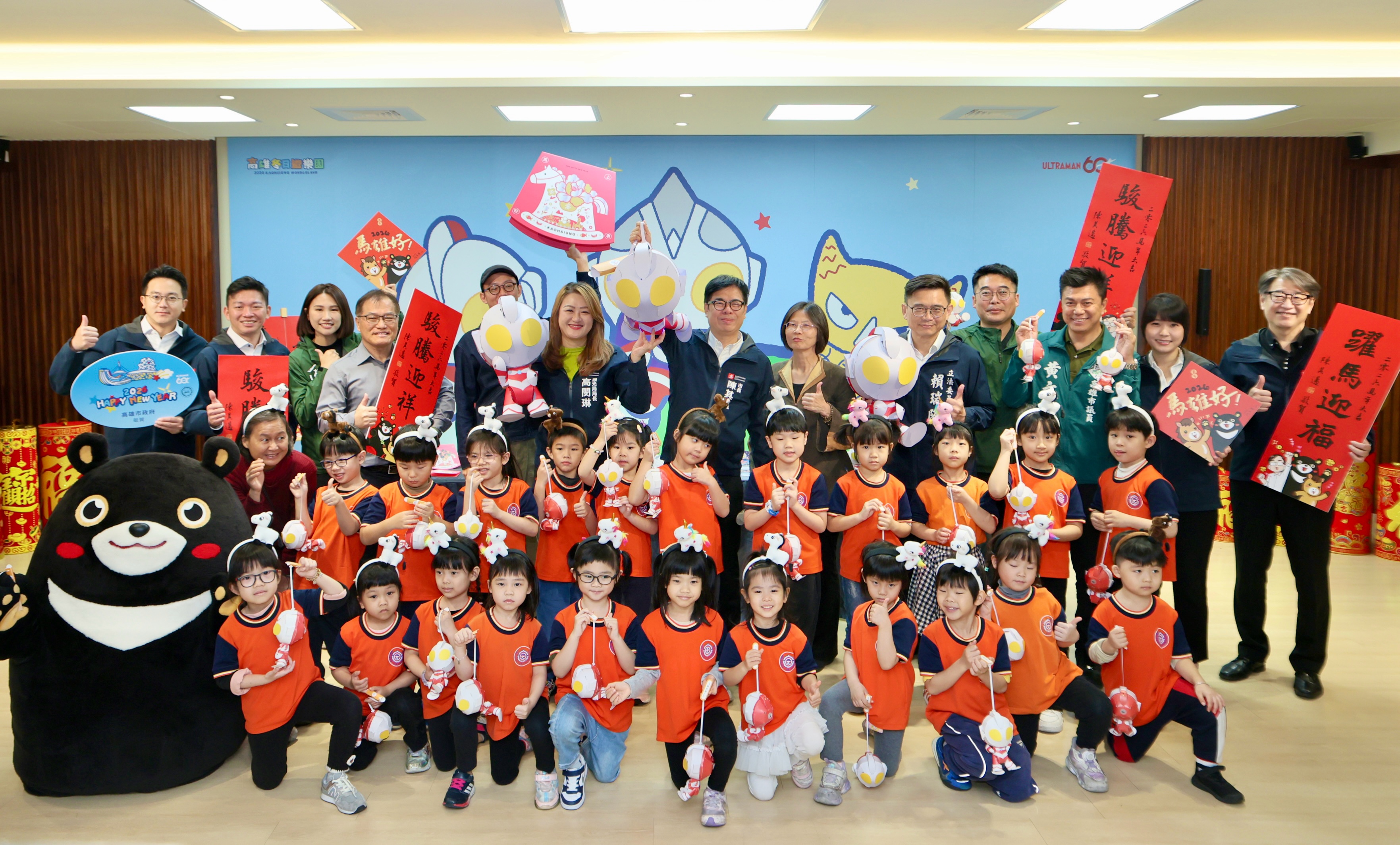 陳其邁開箱馬年新春小物與超人力霸王提燈祝福市民幸福成功