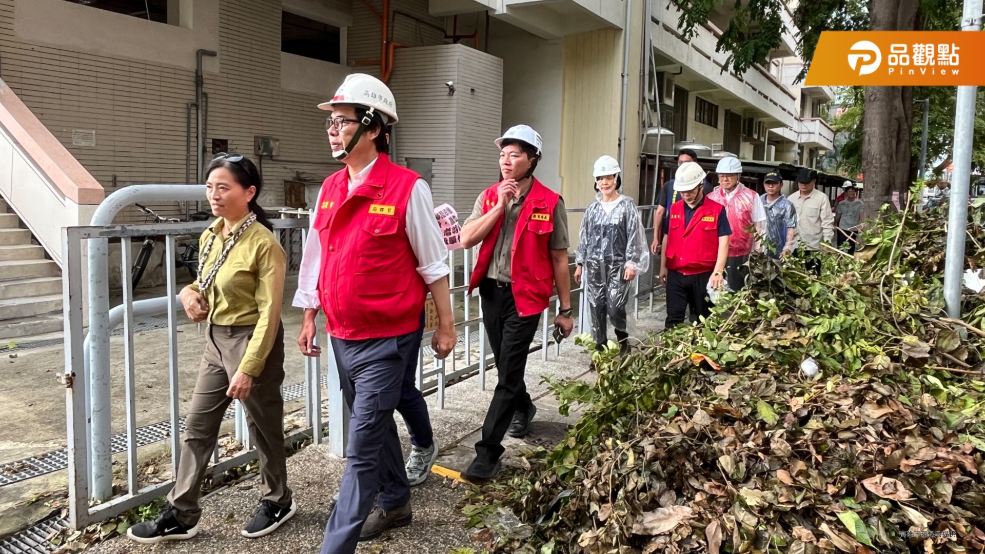 高市環保局災後總動員  力拚周一上班前恢復市容環境