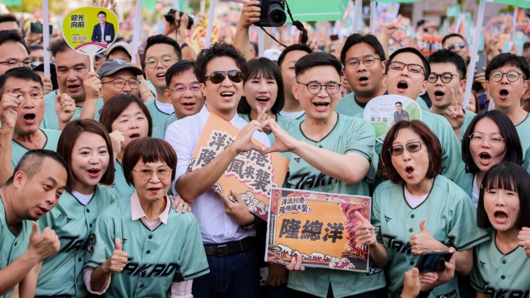 賴瑞隆邀沈伯洋走讀英雄路  SUP下水體驗高雄港灣魅力
